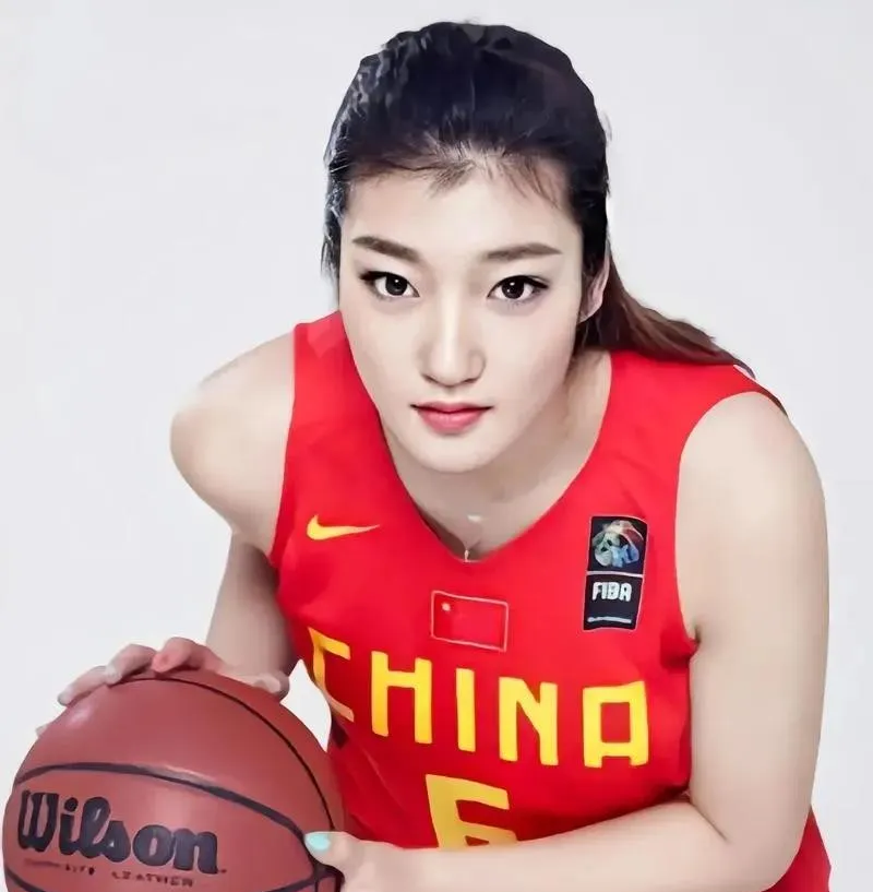 包含女篮最新消息！中国女篮训练照曝光，李梦定位江苏，等宫鲁鸣松口的词条