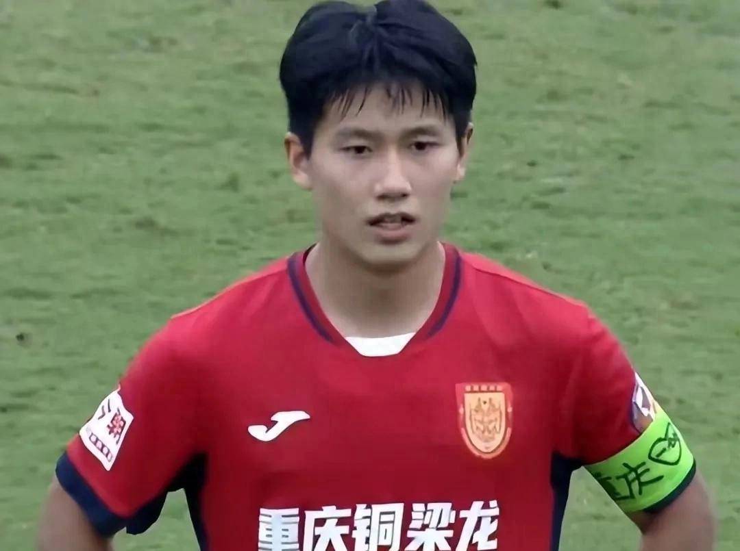 关于泰国联赛踢不了，回到国内踢野球！国足未来中锋，26岁就要退役？的信息