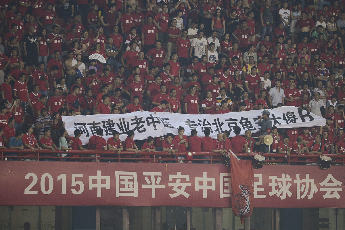 中国足球联赛局势紧张，球员拼尽全力